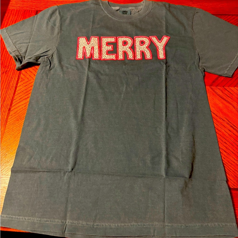 New Comfort Colors Tee with Red 'MERRY' size medium Christmas shirt